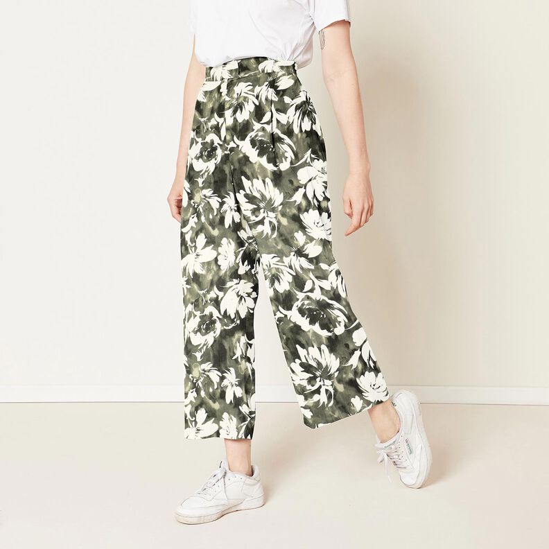 Tecido de viscose Rosas selvagens em aguarela – pinheiro escuro/branco sujo,  image number 6