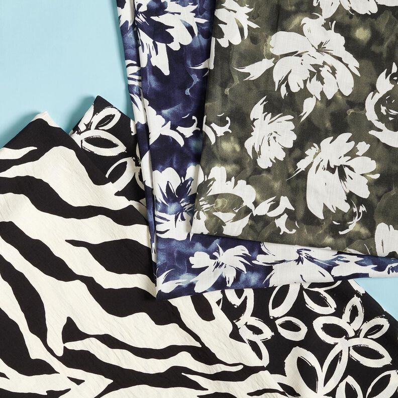 Tecido de viscose Rosas selvagens em aguarela – pinheiro escuro/branco sujo,  image number 5