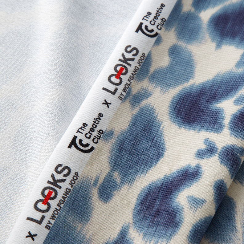 GOTS French Terry Padrão Leo Batik | TCC x LOOKS by Wolfgang Joop – azul brilhante/creme,  image number 4